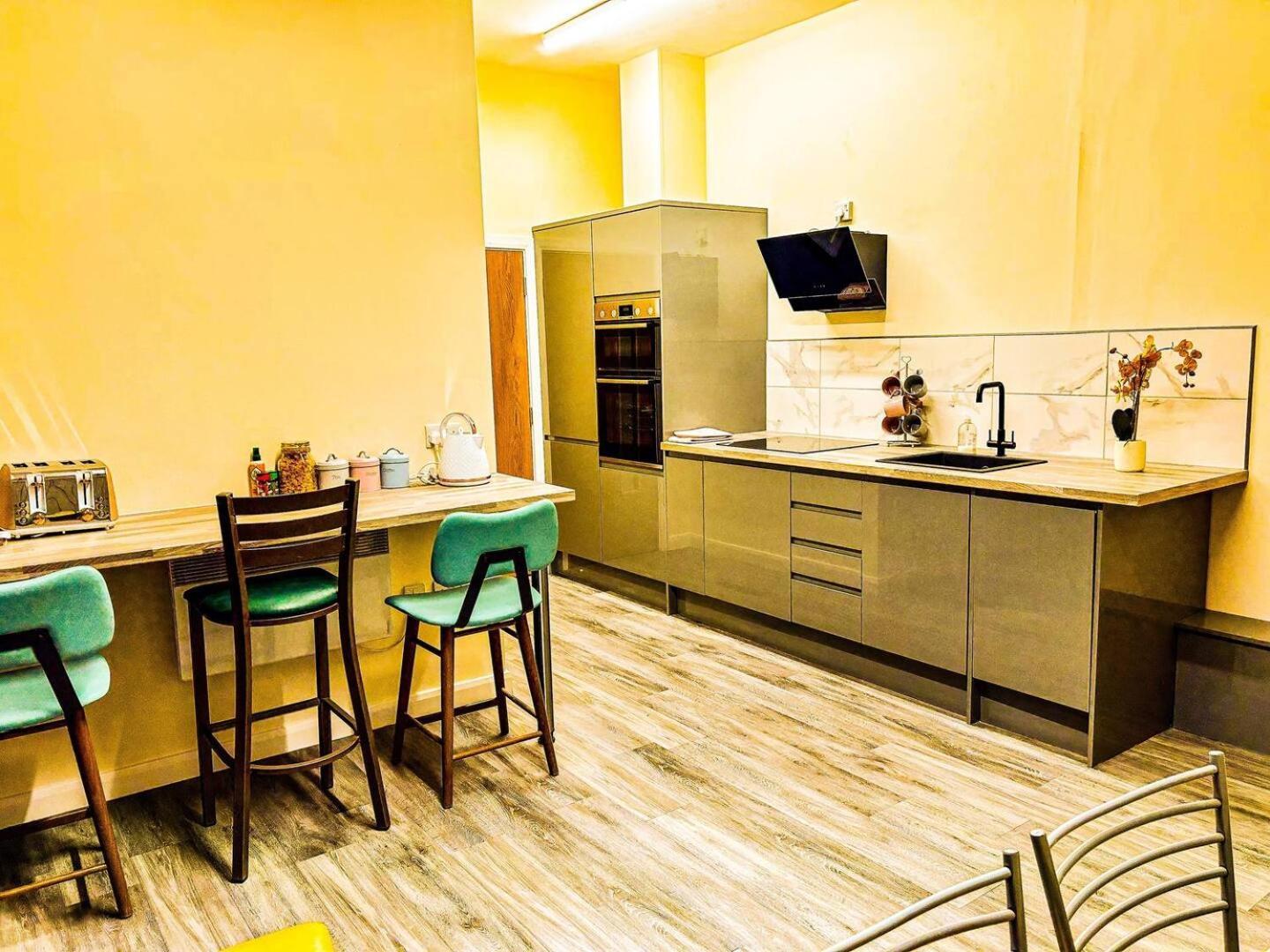 Betty'S Apartment- Metres From Train Station Χαρογκέιτ Εξωτερικό φωτογραφία