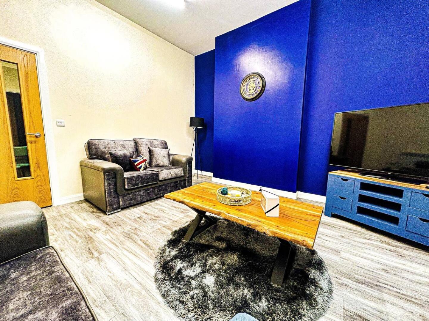 Betty'S Apartment- Metres From Train Station Χαρογκέιτ Εξωτερικό φωτογραφία